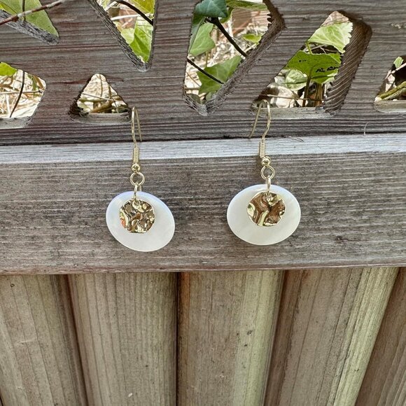 Round Disc Handmade Shell Floral Petal Design Flower Dangle Earrings For Women - Picture 7 of 7